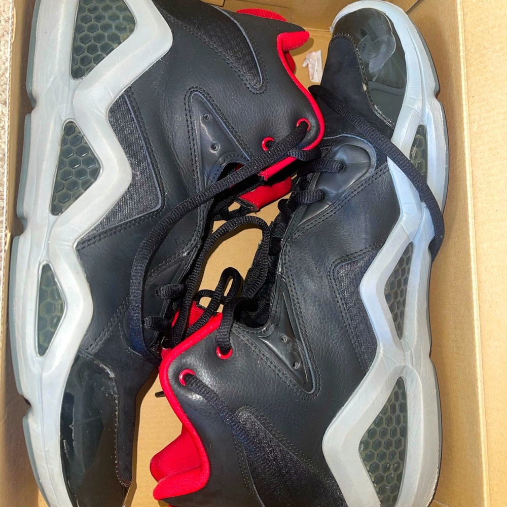 Basketball shoes